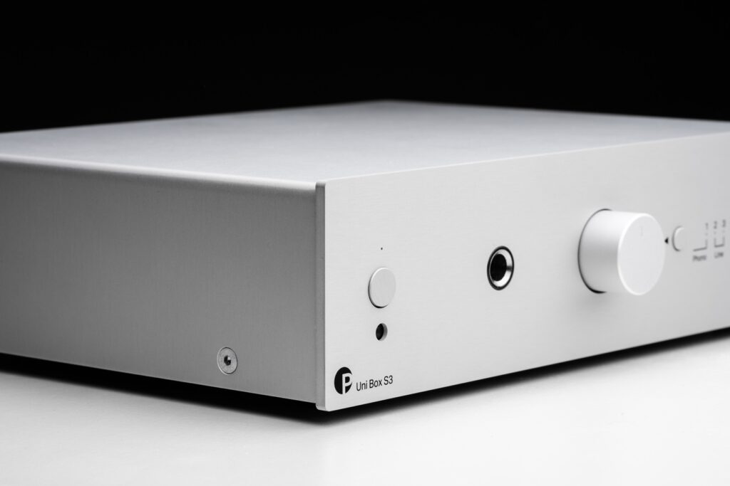 Pro-Ject Uni Box S3 in silver.
