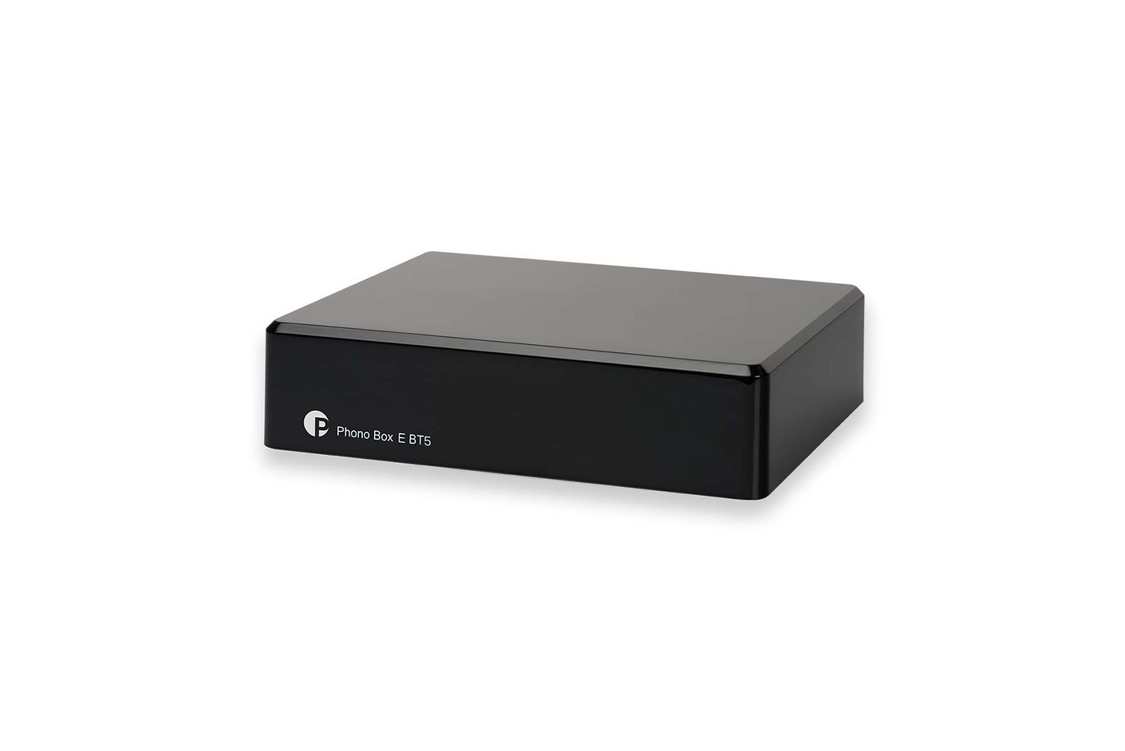 Pro-Ject Phono Box E BT 5 v černém lesklém provedení, šikmý pohled na čelní panel